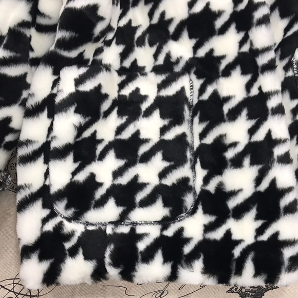 🎁CeCe by Cynthia Steffe Faux Fur Houndstooth Coat - Picture 12 of 16